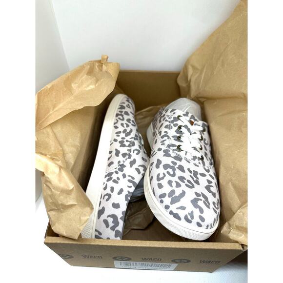WACO Shoe Company Khloe Kick Canvas Snow Leopard Print - Sz 8.5 D Wide - NIB - Picture 2 of 3